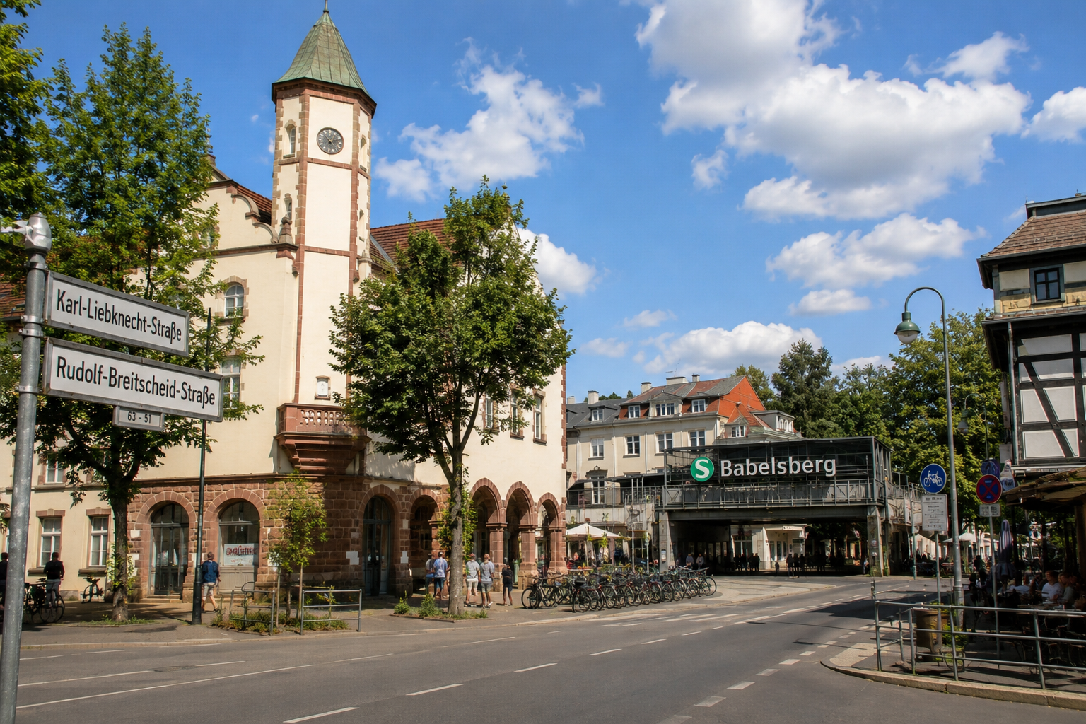 Babelsberg in Potsdam an einem sonnigen Tag mit historischem Rathaus, Bahnhof Babelsberg, belebter Straßenszene und typischer Architektur des beliebten Stadtteils.