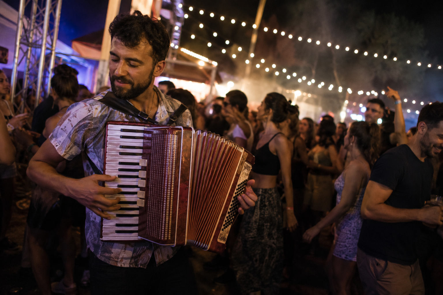 Ein Akkordeonspieler musiziert auf einer sommerlichen Open-Air-Party vor tanzenden Menschen und Lichterketten. Die Szene vermittelt die Atmosphäre von Party Techno mit Akkordeon.
