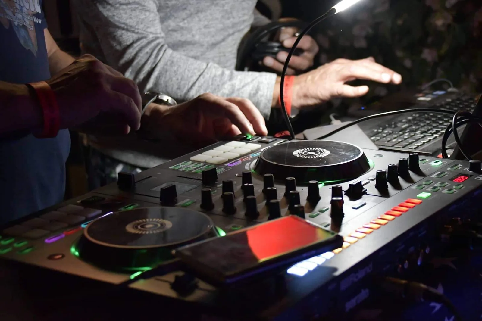 Hände am DJ Controller