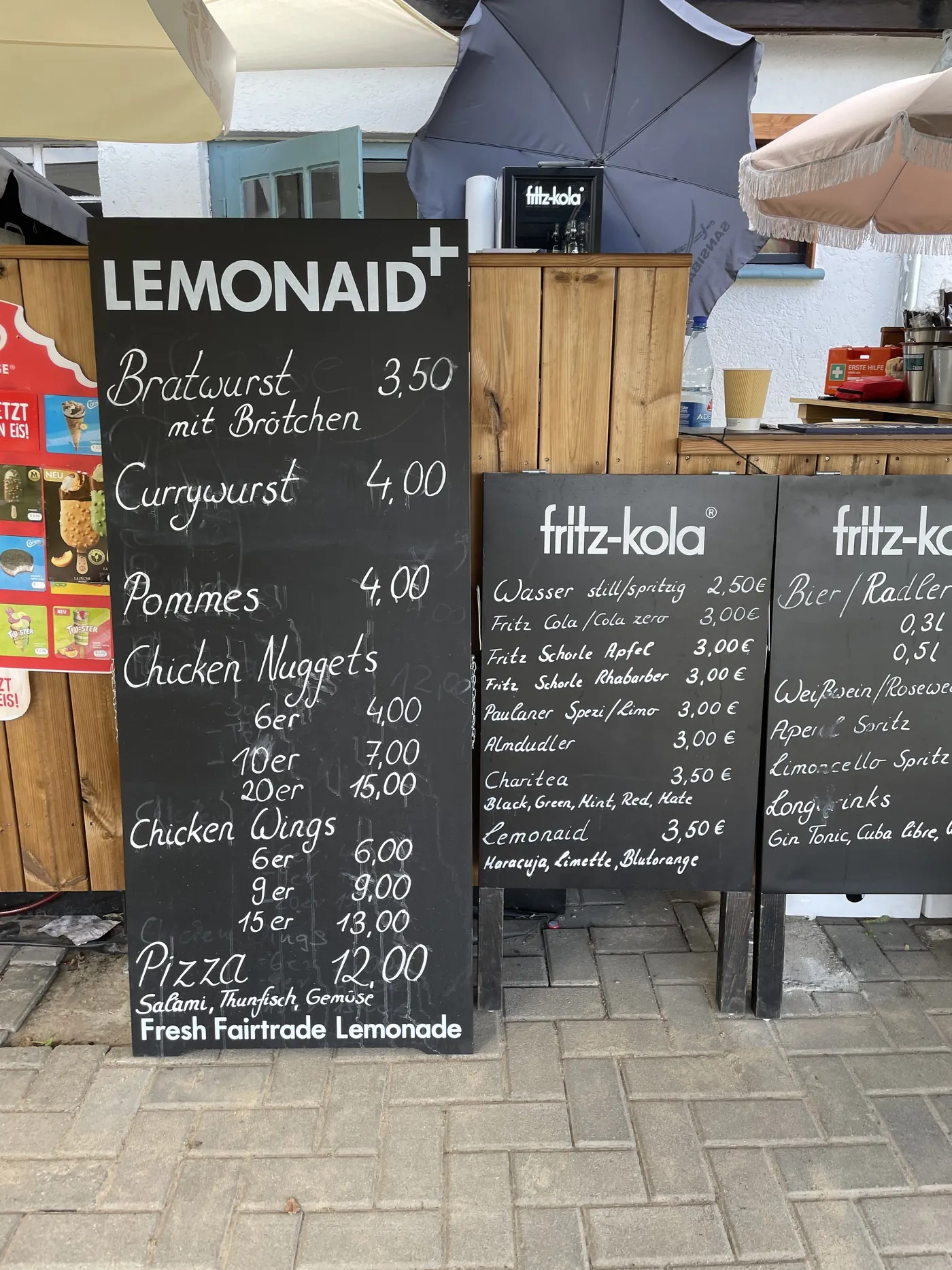 Kreidetafel der Strandbar GlindowLiebe mit Preisen